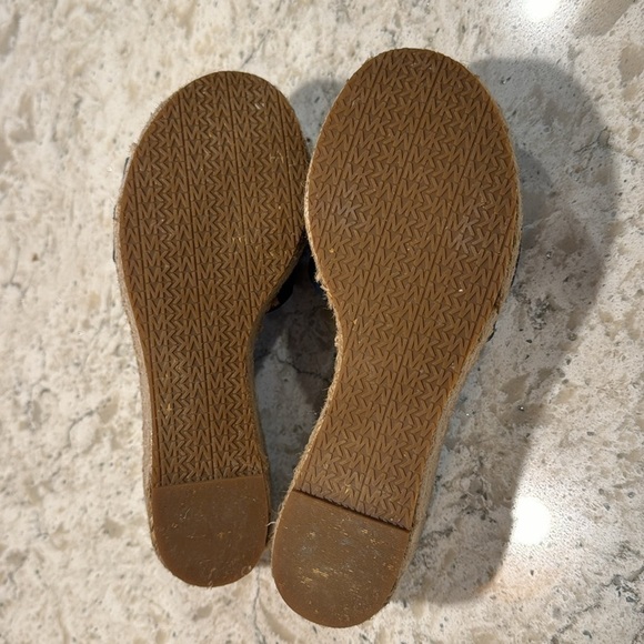 MICHAEL KORS~WOMENS~NAVY~
ROUND TOE~SLIP ON SANDALS~WITH GOLD METAL LETTERS~BR - Picture 8 of 9